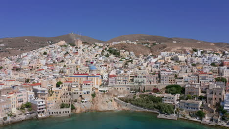 Luftaufnahme:-Langsame-Panorama-Drohnenschwenkaufnahme-Von-Ermoupoli-Auf-Der-Insel-Syros,-Griechenland,-An-Einem-Sonnigen-Tag