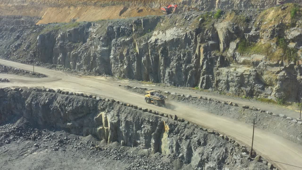 그라나이트 광산. 그라나이드 추출. 오픈 캐스트 광산. 광산 산업. 돌 광산 - 공중 전망