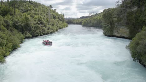 Una-Toma-Amplia-Desde-El-Final-De-Las-Cataratas-Huka-Cuando-Se-Acerca-Un-Crucero