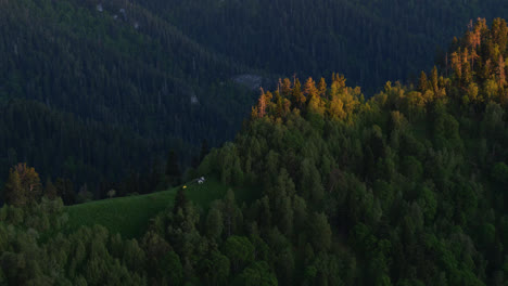 Vista-Panorámica-De-Un-Bosque-De-Montaña-En-Una-Cresta-Iluminada-Por-La-Puesta-De-Sol,-En-Las-Montañas-Del-Cáucaso,-Al-Atardecer