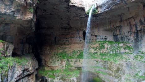 Cataratas-En-Las-Montañas-Del-Líbano---Cascada-Del-Desfiladero-De-Baatara---Retroceso-Aéreo