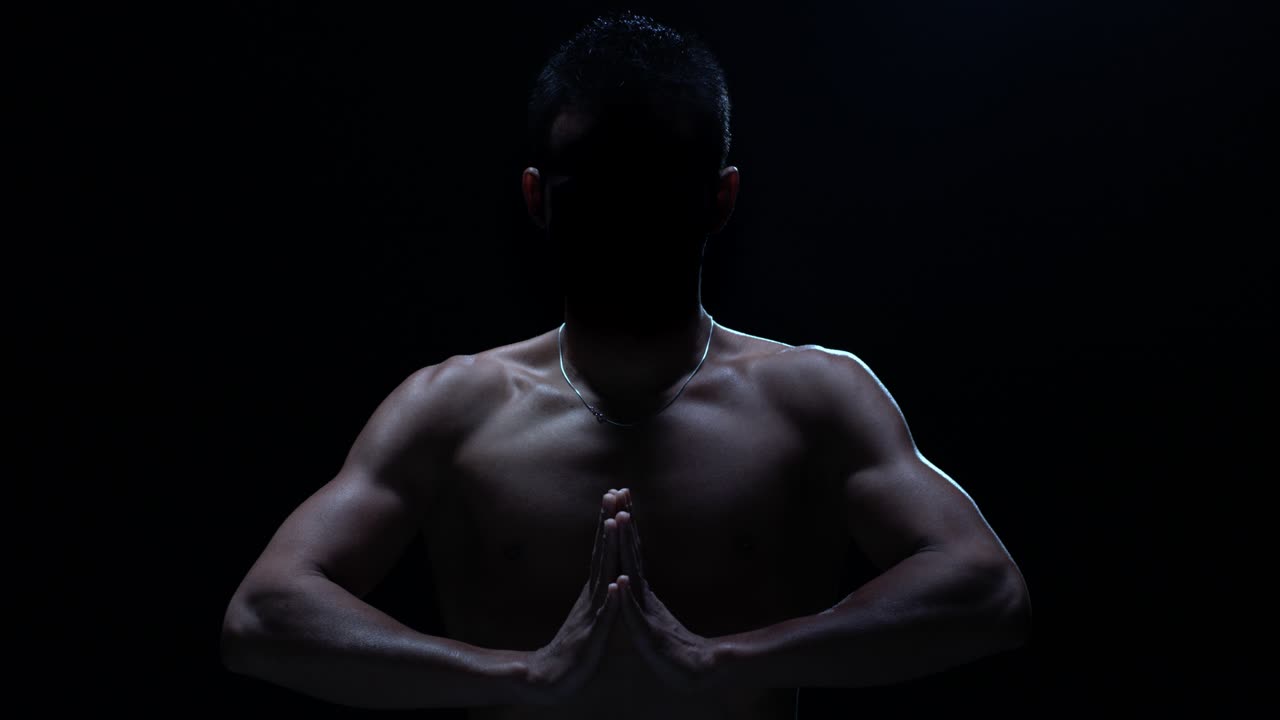 명상 자세 의 근육 을 가진 남자 의 실루
