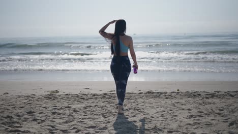 mujer disfrutando de un paseo por la playa