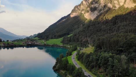 Autofahrt-Landschaftlich-Reizvolle-Straße-An-Der-Küste-Des-Lungernersees-In-Den-Schweizer-Apls,-Luftaufnahme