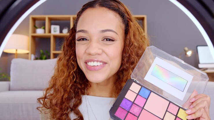 En ung vlogger laver en makeup-tutorialvideo