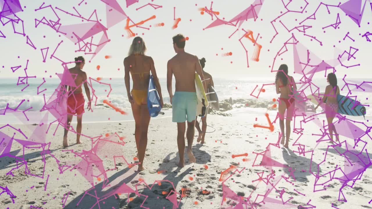 Surfisti con le tavole camminano sulla sabbia verso l'oceano mentre poligoni tecnologici li circondano.