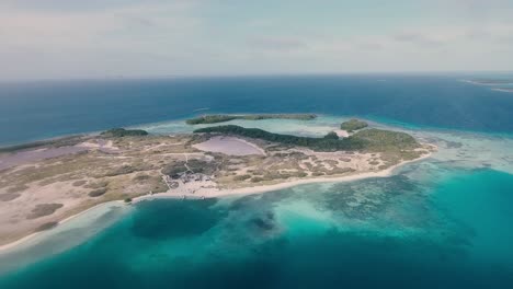 Increíble-Vista-Aérea-Del-Archipiélago-De-Los-Roques,-Mar-Caribe,-Pan-Izquierda