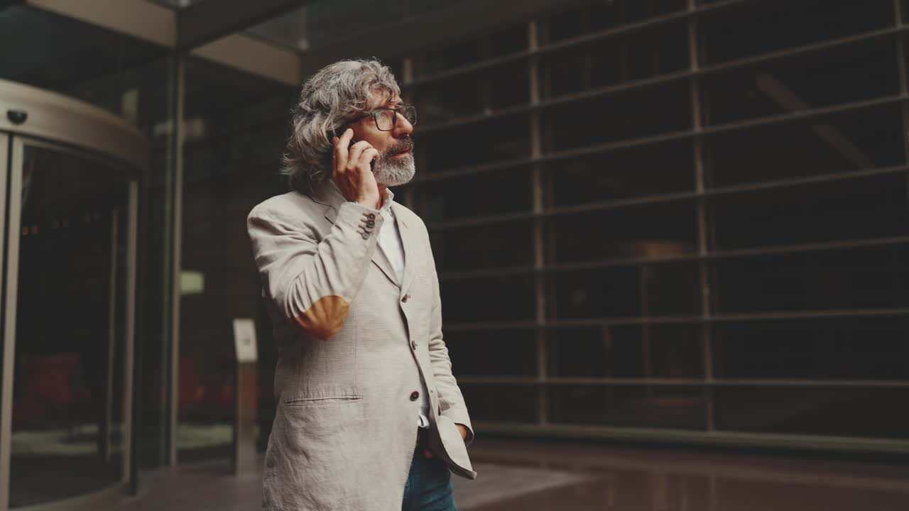 Man talking on the phone in the city