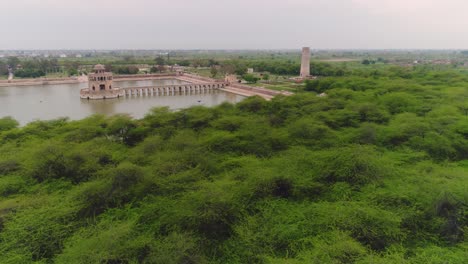 Aerial-Shot-Of-Hiran-Minar,-A-Sandstone-Monument-Built-By-A-Punjabi-Emperor-In-Pakistan