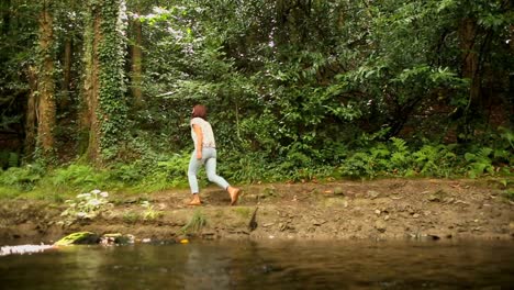 Brünette-Erkundet-Den-Wald-Am-Fluss