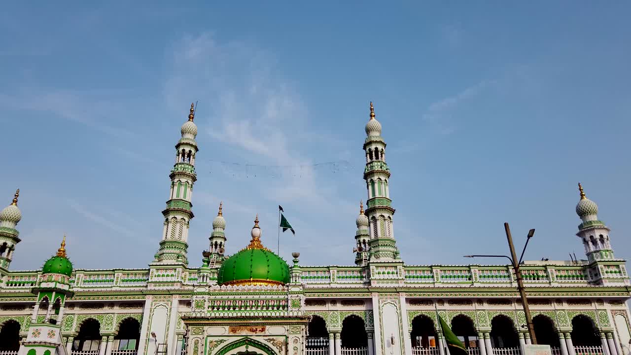 una magnífica vista de la cúpula arquitectónica, los minaretes y la bandera islámica de la mezquita de la herencia masjid-e-azam durante el festival de ramadán en mysuru, estado de karnataka en la india en resolución 4k.
