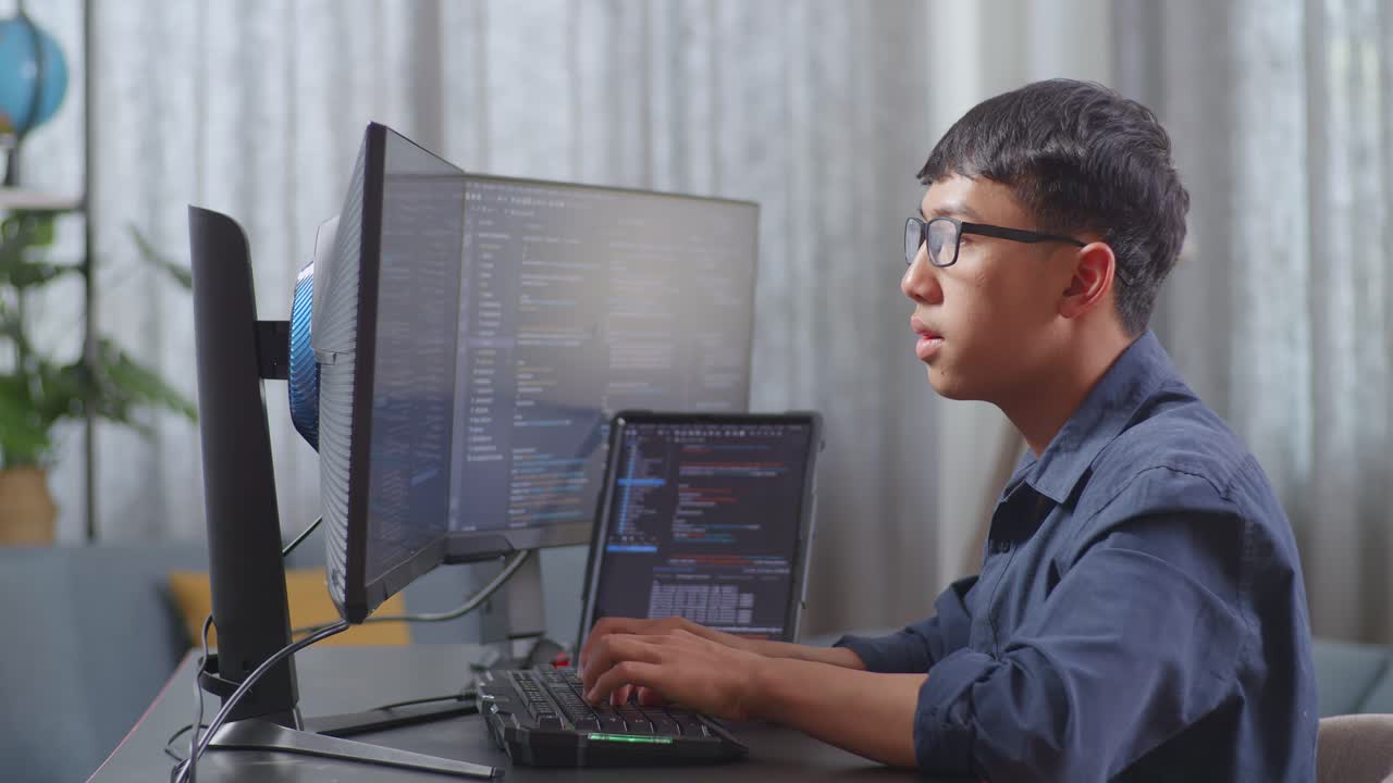 집에서 코드를 작업하는 프로그래머