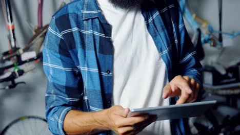 Mechanic-using-digital-tablet-in-workshop