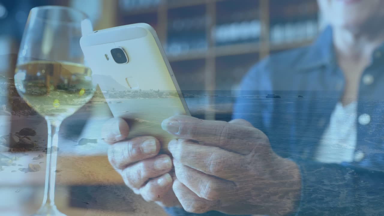 해양 풍경 위에서 스마트폰을 사용하는 백인 남자의 손의 애니메이션