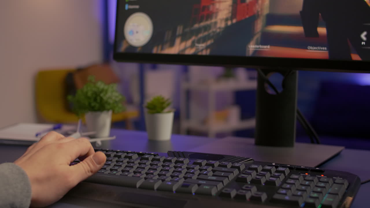 primer plano del jugador usando el teclado rgb