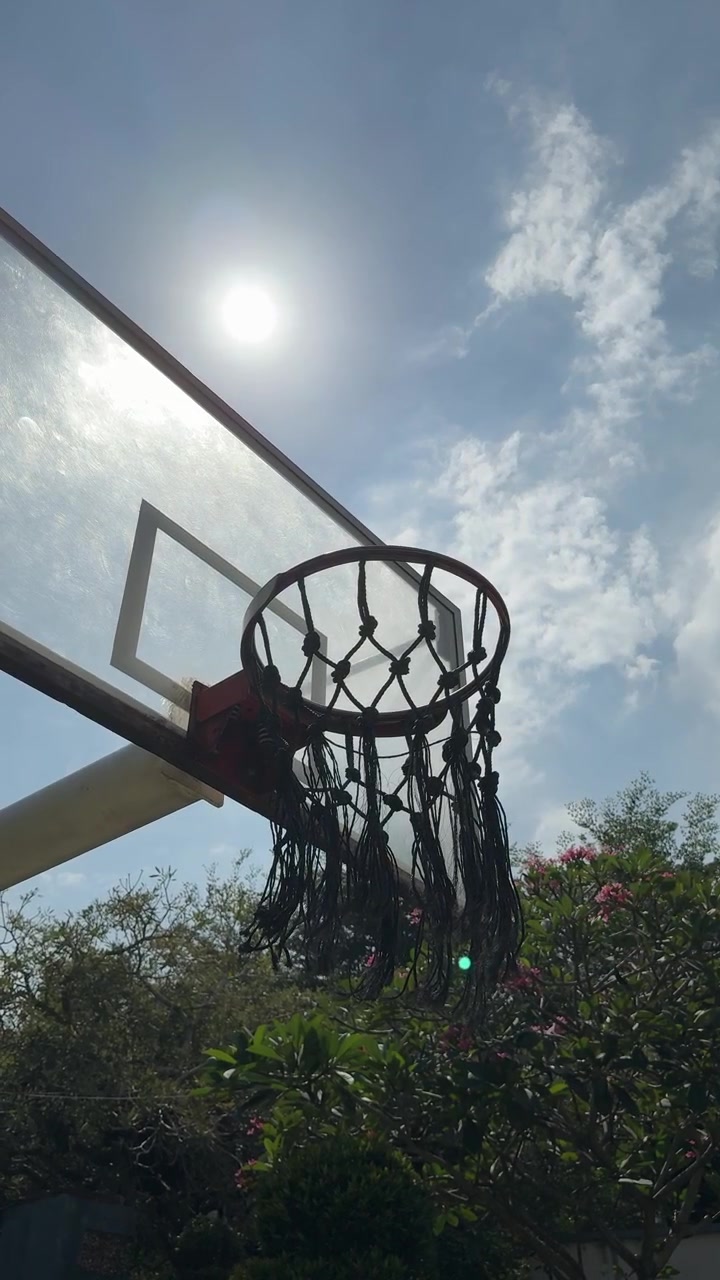 Canestro da basket contro un cielo limpido e soleggiato