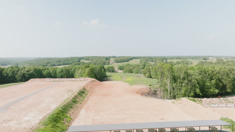 Bancos-De-Tiro-Vacíos-Con-Cubierta-De-Rango-En-El-Campo-De-Tiro-En-Leach,-Oklahoma