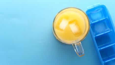 un vaso de jugo de naranja con hielo