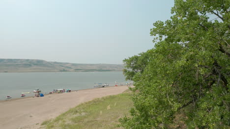 Aufschlussreiche-Aufnahme-Von-Booten-Am-Seeufer-Im-Landing-Provincial-Park-Von-Saskatchewan-In-Kanada