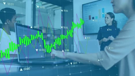 Animación-Del-Procesamiento-De-Datos-Sobre-Diversos-Empresarios-Hablando-En-La-Oficina