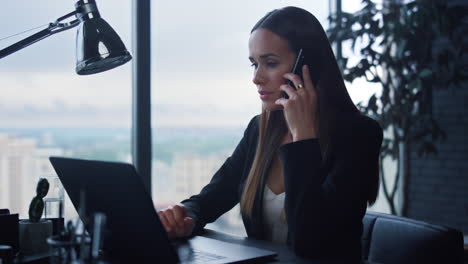 Mujer-De-Negocios-Respondiendo-Una-Llamada-Telefónica-En-La-Oficina.-Señora-Hablando-Por-Teléfono-Inteligente