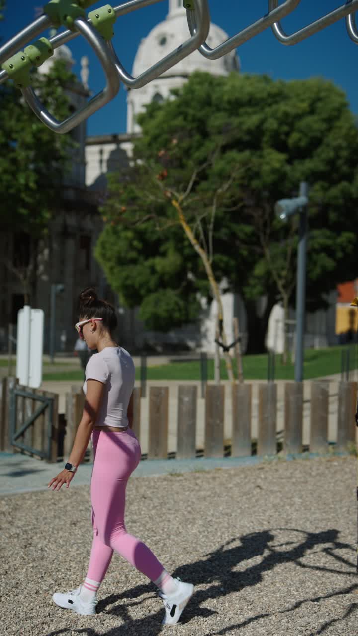 mujer haciendo ejercicio al aire libre con bandas de resistencia