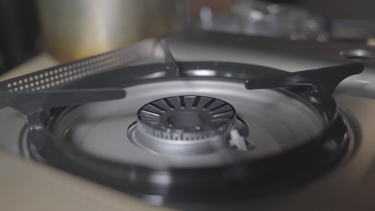 부 가스 스토브에서 가스가 불타고 있습니다.