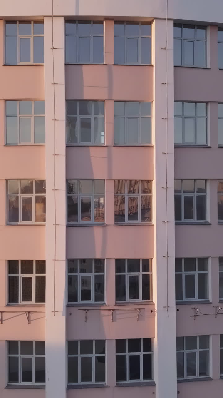 fachadas de edificios rosadas