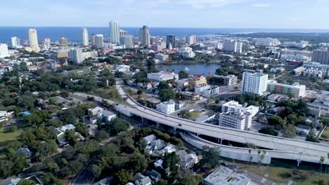 video aéreo de 4k del centro de san petersburgo, florida, mirando al sureste desde la i-375