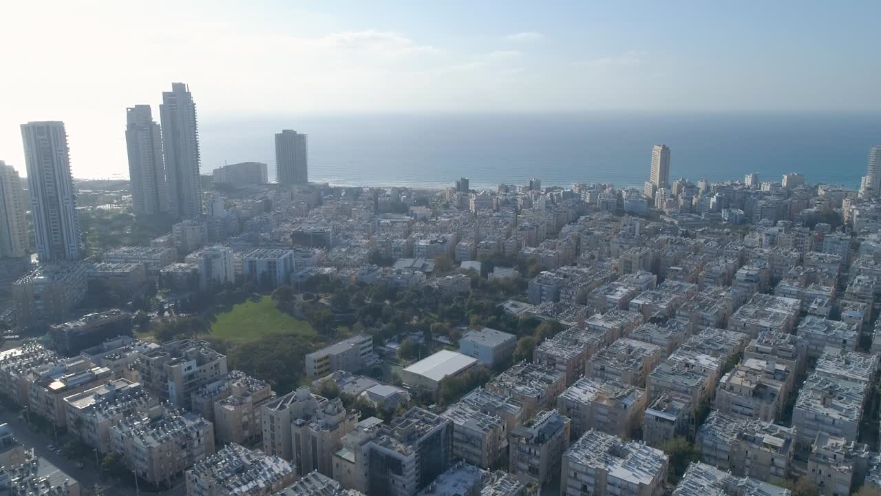 Vista aerea della città costiera di Bat Yam sulle rive del Mar Mediterraneo come skyline panoramico e paesaggio marino urbano, Israele. Vista dall'alto di un panorama urbano residenziale con edifici e strade del Medio Oriente e case all'orizzonte