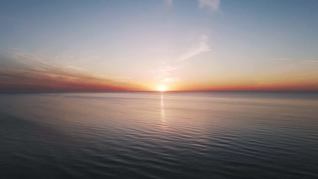 vista aérea del mar báltico al atardecer, jurkalne, letonia
