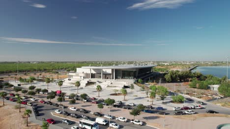 vista aérea volando sobre el estacionamiento del centro de convenciones expo tam en el parque cultural de reynosa, tamaulipas, méxico