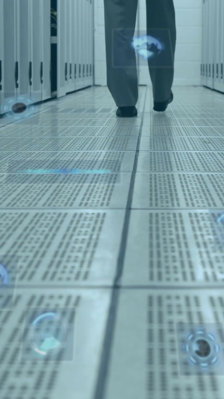 Scanner circolari multipli contro la parte centrale di un uomo che cammina in una sala server