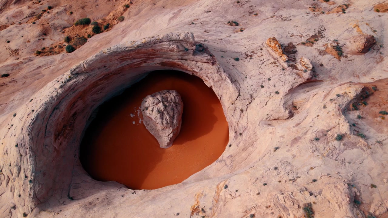 Ripresa aerea con drone dall'alto del Posacenere Cosmico nel Monumento Nazionale Grand Staircase Escalante, Utah
