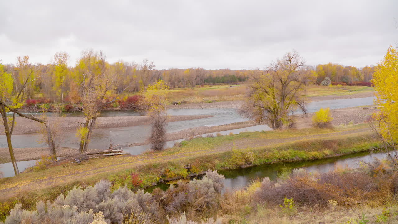 흐린 날 동부 아이다호 헤이즈 지역의 스네이크 강을 가로질러 팬