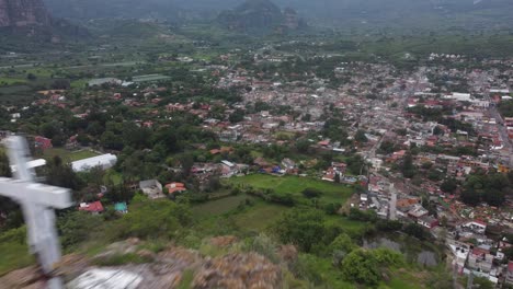 La-Toma-Pasa-Cerca-De-Un-Crucifijo-En-El-Pueblo-Mexicano-De-Tlayacapan.