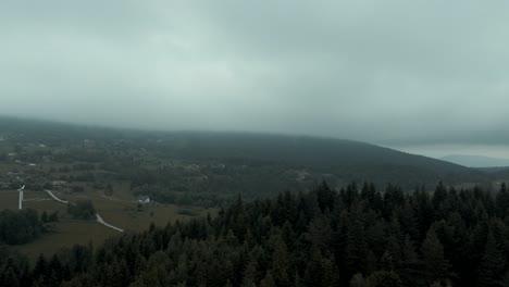 Toma-Aérea-Del-Hotel-De-Montaña-Dentro-Del-Bosque-Brumoso,-4k