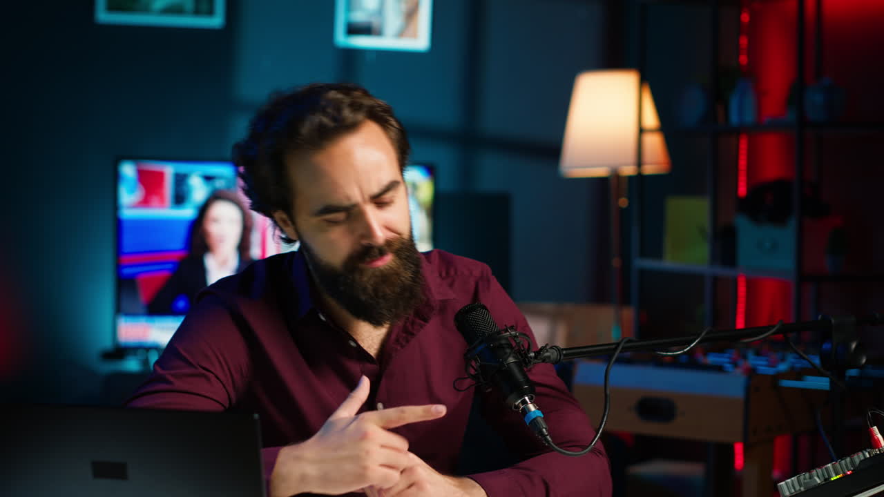 creador de contenido alegre sentado en la mesa hablando en el micrófono