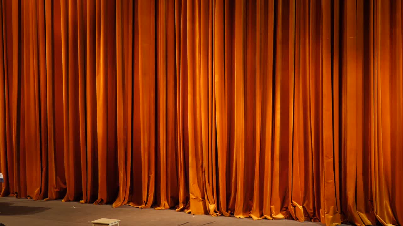 Pomarańczowe kurtyny teatralne