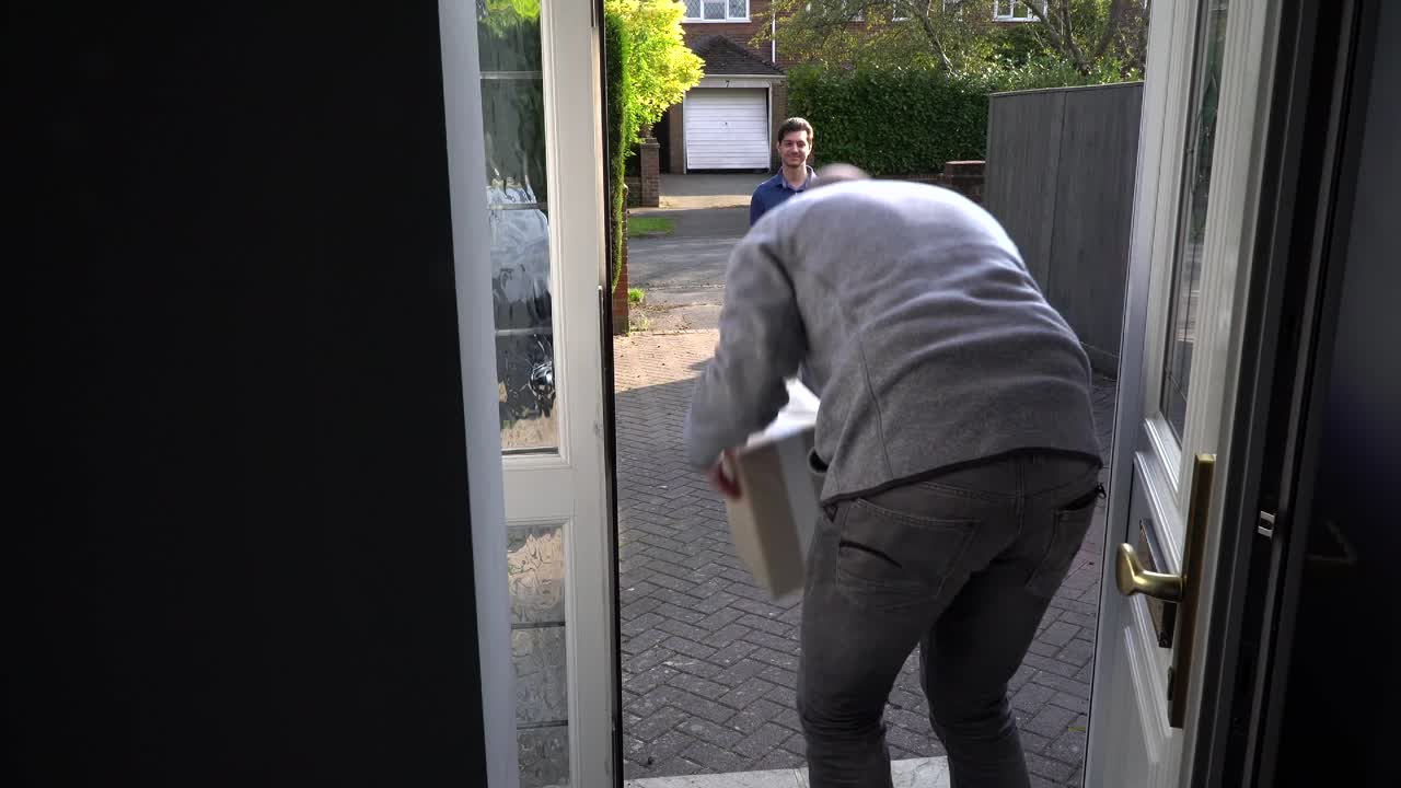 recibir paquete usando distanciamiento social