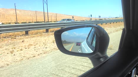conduciendo por la autopista mirando en el espejo retrovisor