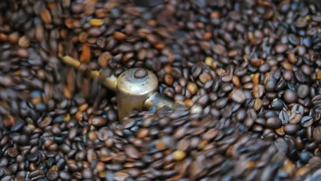 tostar granos de café en la fábrica