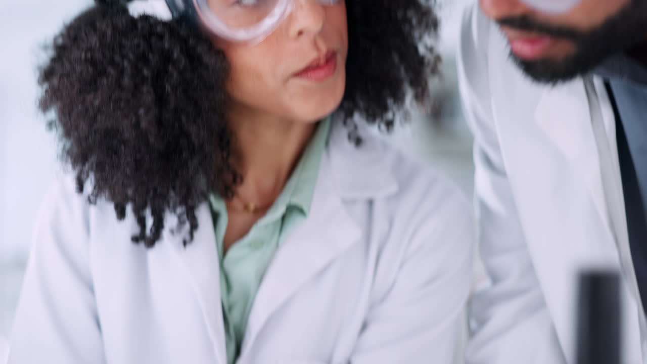 científico, trabajo en equipo y tableta en seguridad de la investigación