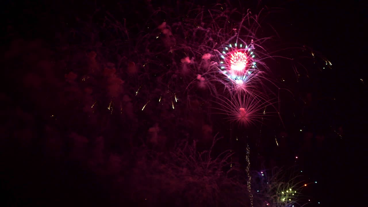 hermosa exhibición de trabajo de fuego colorido por la noche para la celebración en el festival