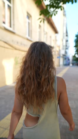 mujer caminando por una calle de la ciudad