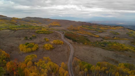 Toma-De-Drones-De-Motocicletas-Conduciendo-En-La-Autopista-Doce-En-Utah-A-Lo-Largo-De-Las-Montañas-De-Roca