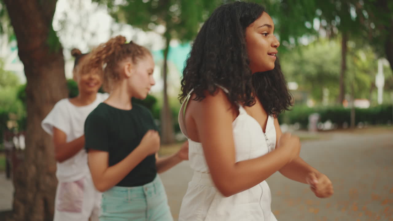 Grupo de mulheres dançando no parque