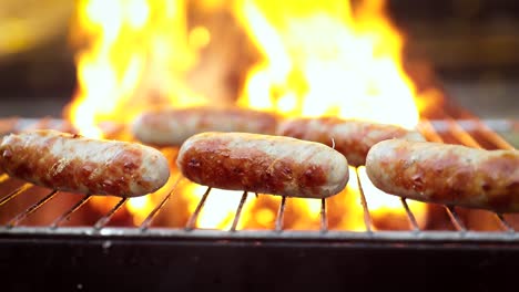 Köstliche-Saftige-Würstchen,-Zubereitet-Auf-Dem-Grill-Mit-Feuer