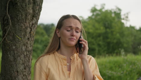 mujer hablando por teléfono y llorando