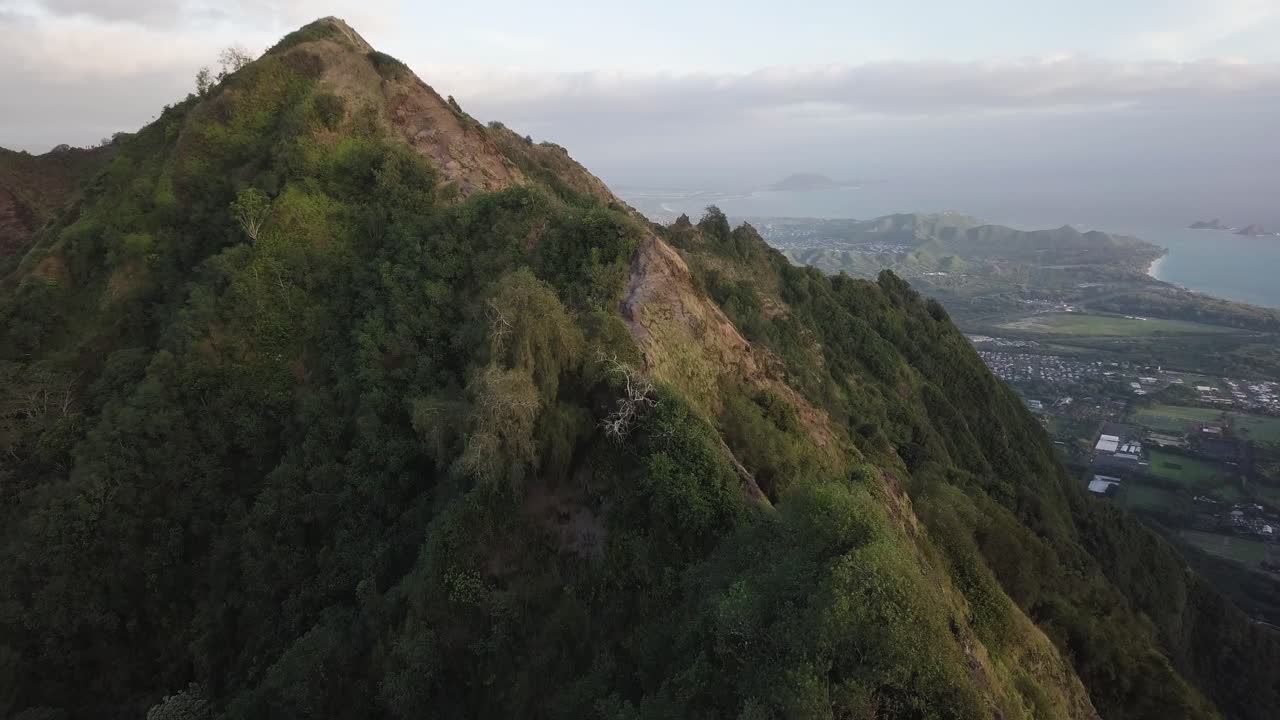 Pendaki yang bersantai di sepanjang punggung bukit terjal di pegunungan di Oahu timur Honolulu Hawaii, AERIAL DOLLY